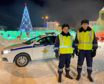 
        Сотрудники Госавтоинспекции Свердловской области оказывают помощь водителям, попавшим в непредвиденные ситуации на дороге    