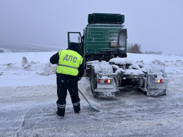 
        Сотрудники самарской Госавтоинспекции неоднократно оказывали помощь участникам дорожного движения в условиях сильных морозов    