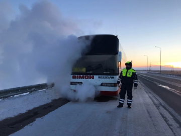 
        В Самарской области сотрудники полиции пришли на помощь замерзавшим пассажирам автобуса    