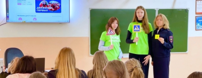 
        В Свердловской области на уроке «Разговоры о важном» сотрудники Госавтоинспекции рассказали школьникам о деятельности отрядов ЮИД    