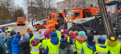 
        Водительский состав новгородского автопредприятия призвал детей быть предельно внимательными вблизи крупногабаритной спецтехники    