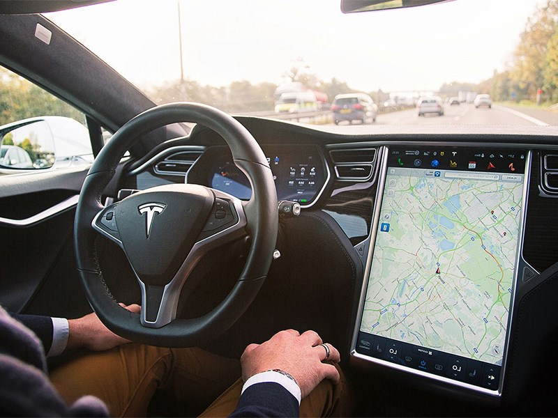 Автомобили Tesla не желают, чтобы ими управляли люди