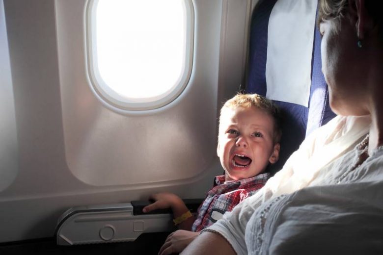 
Эффективно и быстро: как успокоить плачущего в самолете ребенка                