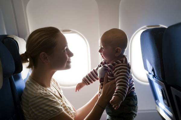 
Эффективно и быстро: как успокоить плачущего в самолете ребенка                