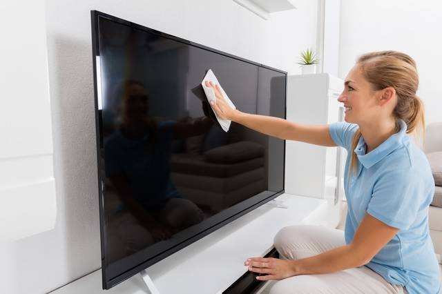 
Правила чистки: чем протирать экран телевизора, чтобы не повредить его                
