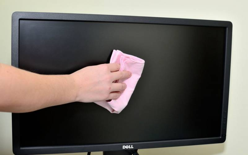 
Правила чистки: чем протирать экран телевизора, чтобы не повредить его                