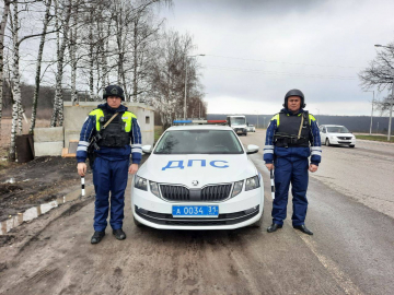 
        Белгородские автоинспекторы оперативно сопроводили автомобиль с беременной женщиной до роддома    