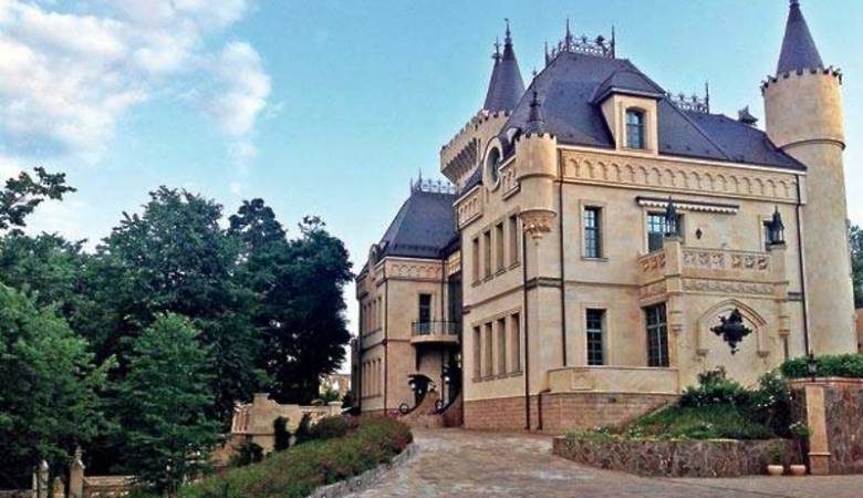 
«Дорого-богато»: сколько тратит Пугачева на содержание замка в деревне Грязь                