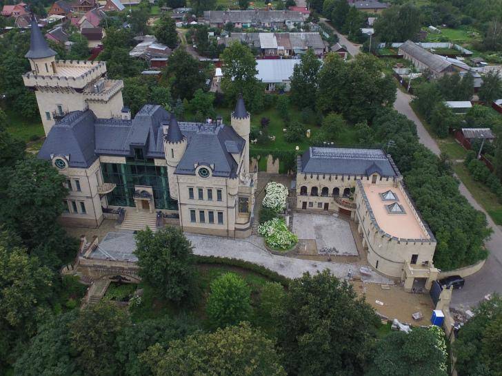 
«Дорого-богато»: сколько тратит Пугачева на содержание замка в деревне Грязь                