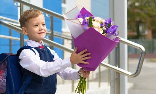 
Букет учителю на 1 сентября 2023 года: какие цветы долго стоят                