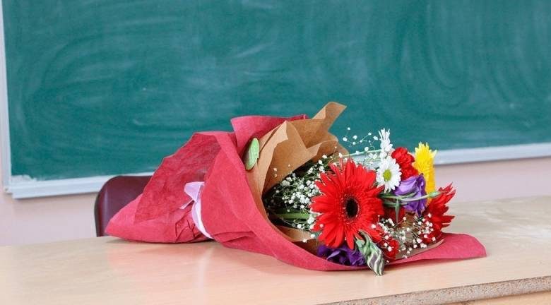 
Этикет подарков для учителей 2023-2024: что можно и чего нельзя дарить педагогам                