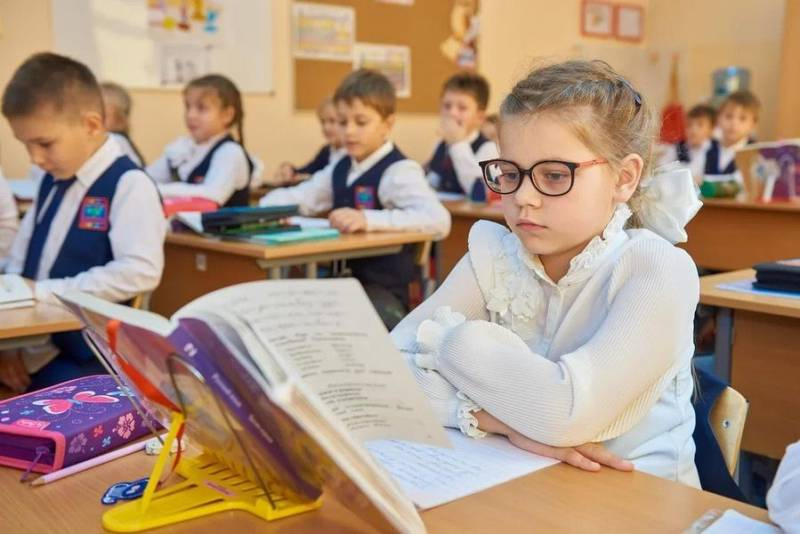 
Новые тренды и изменения в российской школьной системе: подготовка к 2023-2024 учебному году                