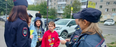 
        Профилактические акции «Прогулка по правилам» проводят автоинспекторы с жителями Свердловской области    
