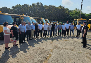 
        Сотрудники Госавтоинспекции Адыгеи проводят массовую проверку школьных автобусов    