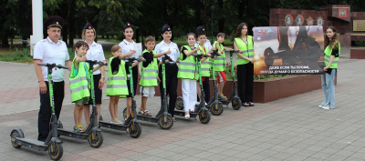 
        В парковых зонах Нальчика сотрудники Госавтоинспекции провели акцию для пользователей средств индивидуальной мобильности    
