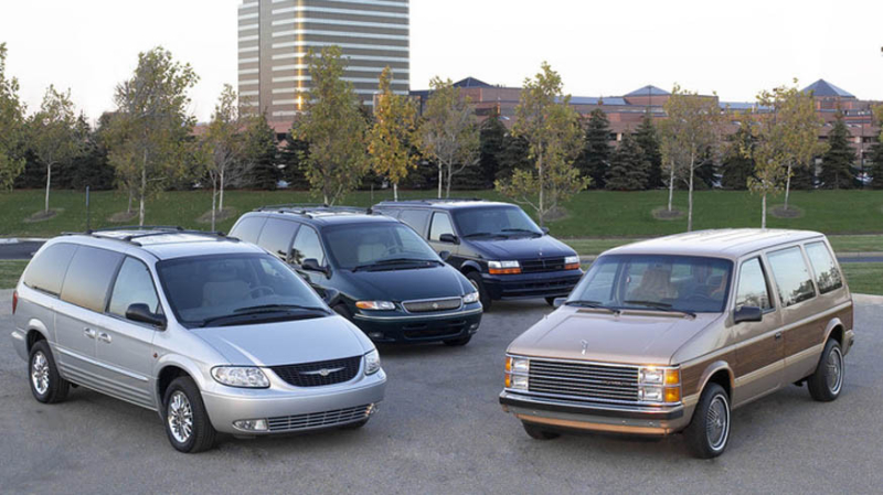 Chrysler Pacifica скромно отмечает 40-летие минивэнов: выбор гибридов ещё сильнее «усох»