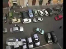 Женщина водитель за рулем автомобиля