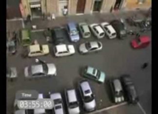 Женщина водитель за рулем автомобиля