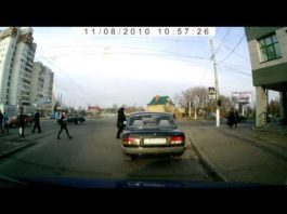 Девушка водитель