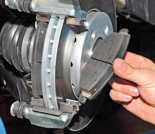 Установка новых тормозных колодок