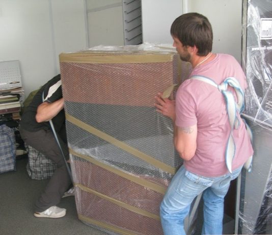 Как разобрать мебель для переезда?