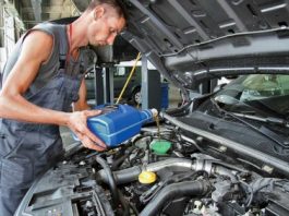 Как происходит замена масла в двигателе автомобиля?