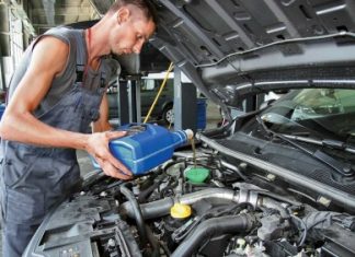 Как происходит замена масла в двигателе автомобиля?