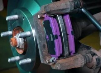 Замена тормозных колодок автомобиля