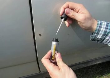 Правильные способы закраски царапин на автомобиле