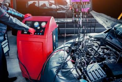 Как происходит заправка кондиционера в машине?