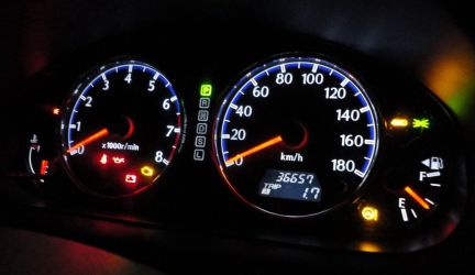 Какие предупреждения на приборной панели категорически не следует игнорировать?