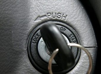 Как разблокировать замок зажигания автомобиля?