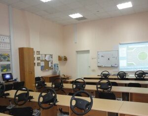 Каким оборудованием должна быть оснащена автошкола?