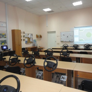 Каким оборудованием должна быть оснащена автошкола?