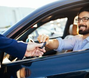 Преимущества аренды авто с водителем на день