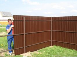 Этапы установки забора из профнастила