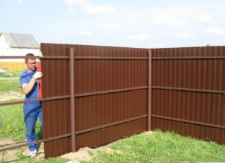 Этапы установки забора из профнастила