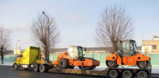 Что нужно знать о перевозке спецтехники тралом?