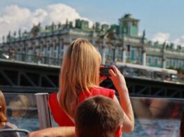 Какую прогулку по рекам и каналам Санкт-Петербурга выбрать?