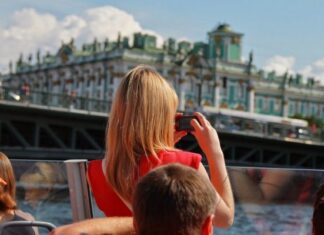 Какую прогулку по рекам и каналам Санкт-Петербурга выбрать?