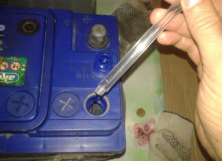 Какой уровень электролита должен быть в аккумуляторе?