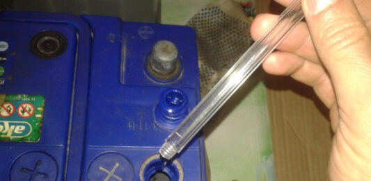 Какой уровень электролита должен быть в аккумуляторе?