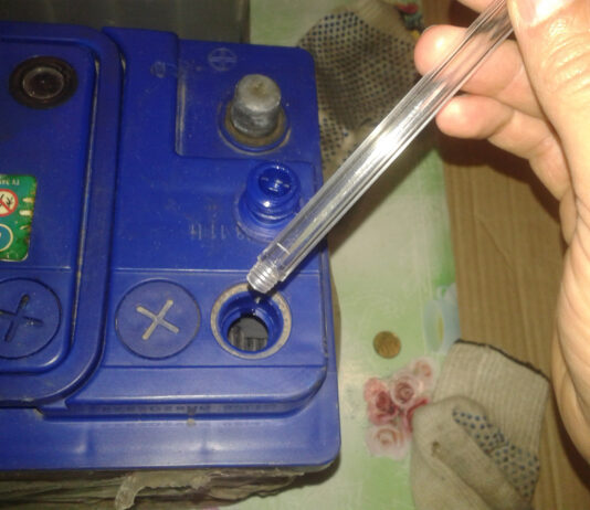 Какой уровень электролита должен быть в аккумуляторе?