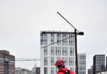 Очистка кровли зимой промышленными альпинистами