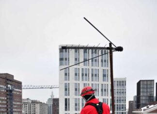 Очистка кровли зимой промышленными альпинистами