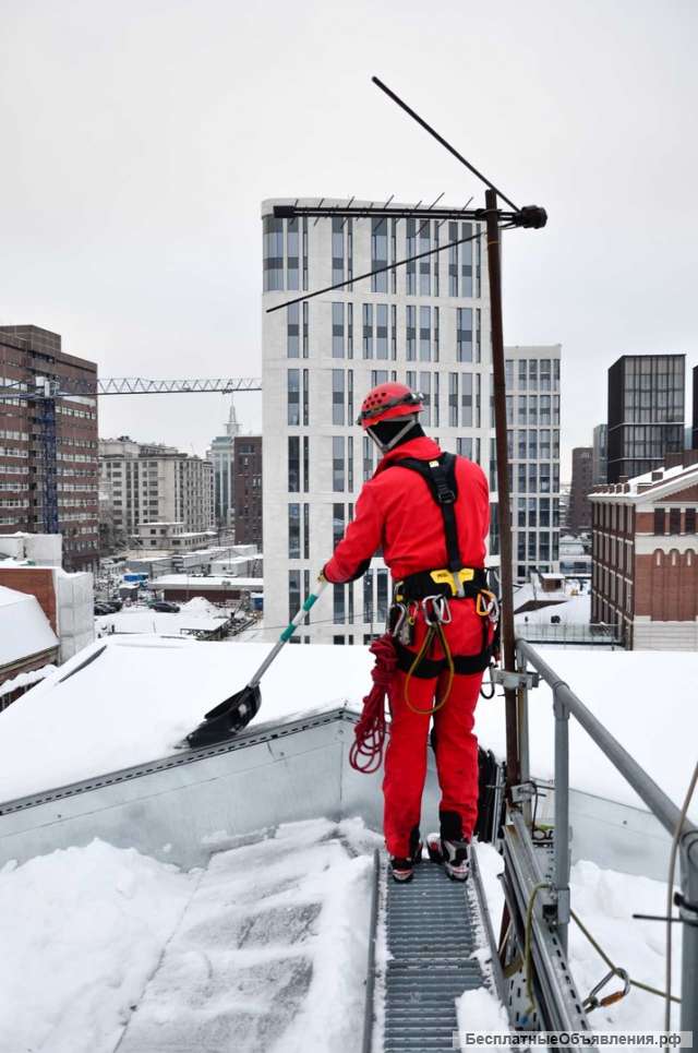 Очистка кровли зимой промышленными альпинистами