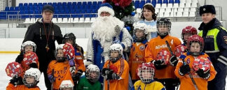 Главные новогодние герои и автоинспекторы обучили юных новгородцев правилам дорожной дисциплины в период зимних каникул