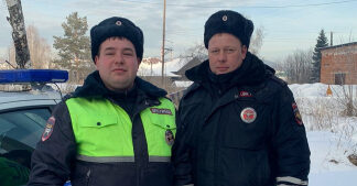 Инспекторы ДПС в Свердловской области помогли замерзавшему на трассе автомобилисту