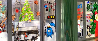 Школы Байконура украсили свои окна тематическими витражами и рисунками по правилам дорожного движения