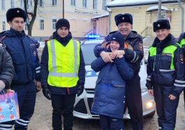 Сотрудники новгородской Госавтоинспекции исполнили новогоднее желание ребенка с ограниченными возможностями здоровья